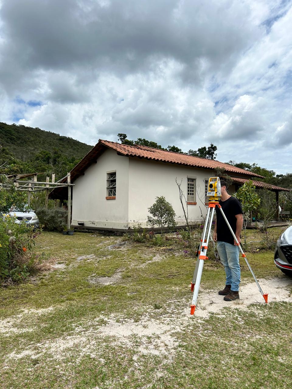 Engenheiro da MGX em levantamento de campo com estação total