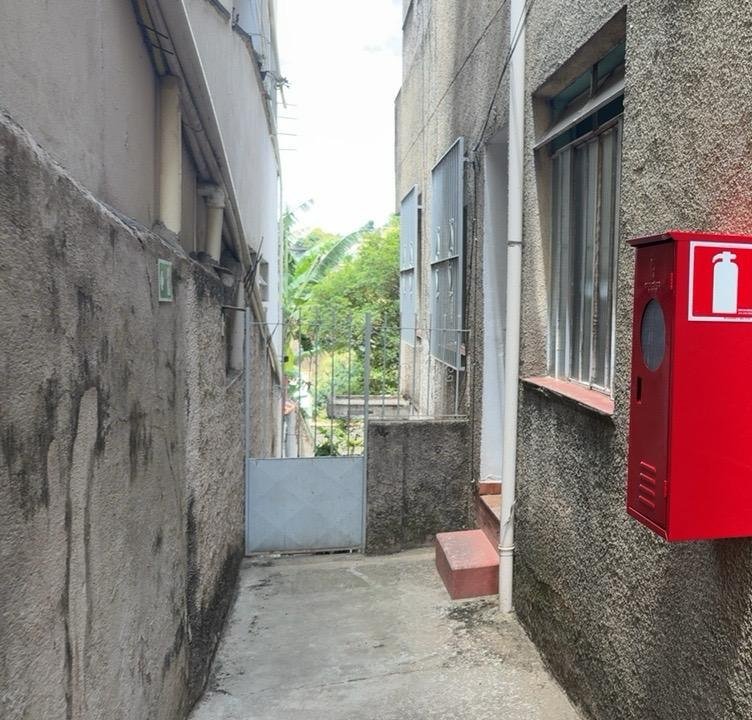 Abrigo de extintor instalado em edificação