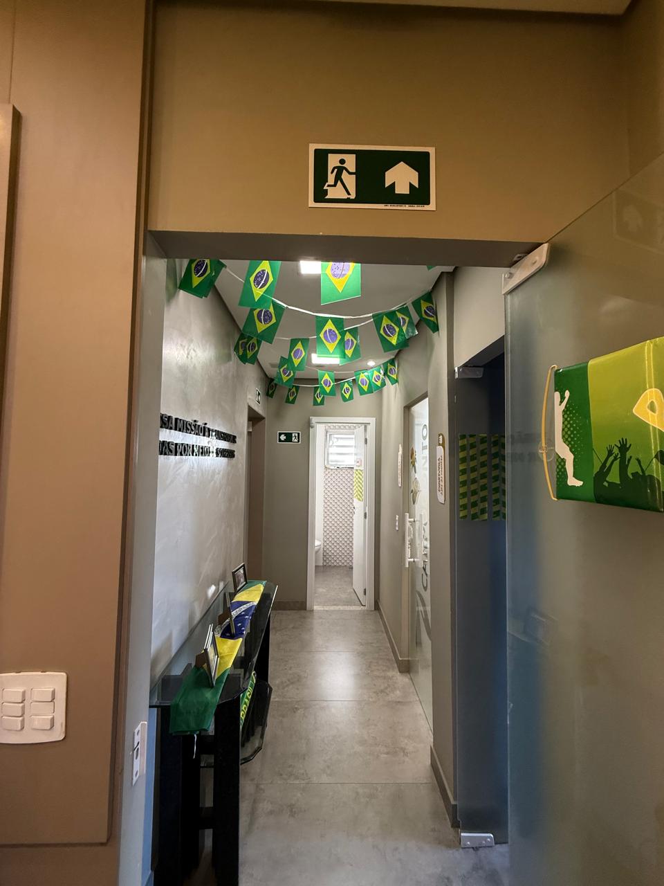 Sinalização de rota de fuga instalada em corredor